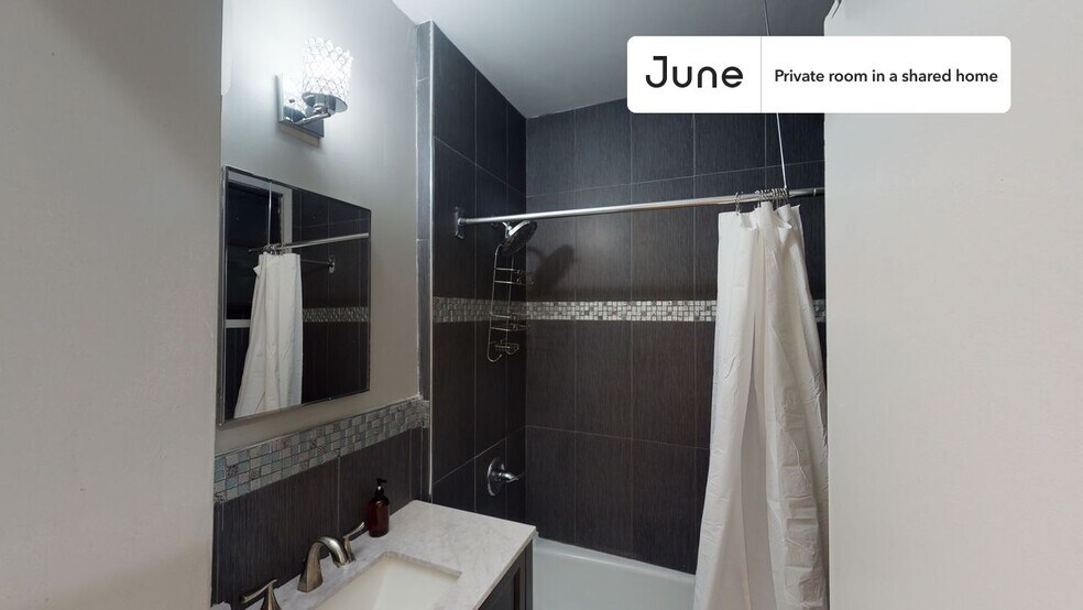 Building Photo - Room in Shared 4 bed/1 bath home