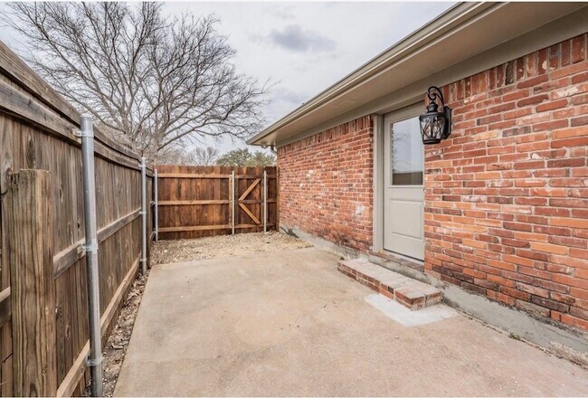 Building Photo - 4904 Arborlawn Dr