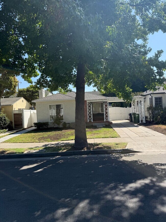 Building Photo - Charming 3 bedroom, 2 bathroom Traditional home in the highly desirable Rancho Park / West Los An...