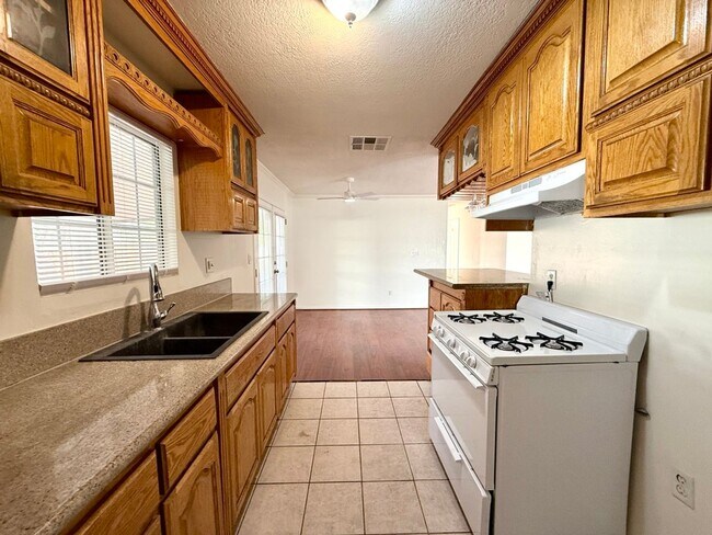 Building Photo - 236 E 46th St