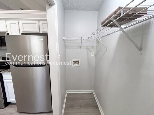Building Photo - Limited Time Special Offer / 3 Bed, 2 Bath Home with Garage / Pet-Friendly / Available Now!