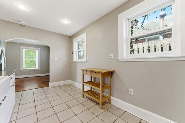 Building Photo - 202 Warren St SE