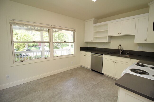 Building Photo - UNIVERSITY LIVING - Beautiful 5 Bedroom Ho...