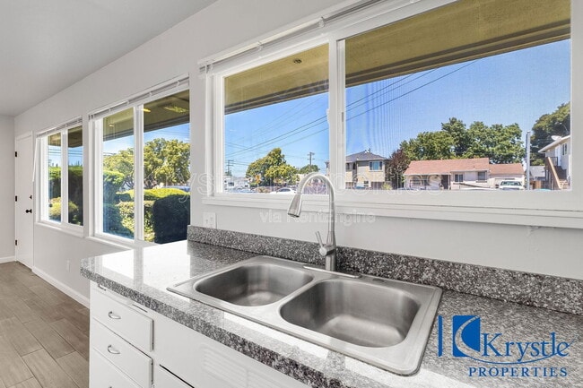 Building Photo - 2009 Florida St