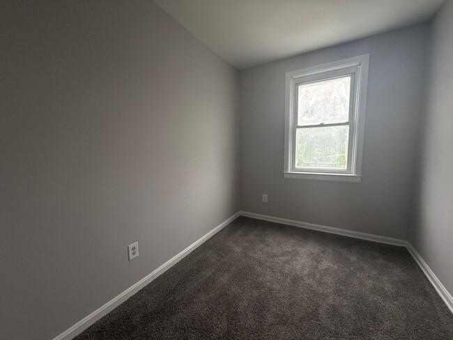Building Photo - 556 Chalcot Square