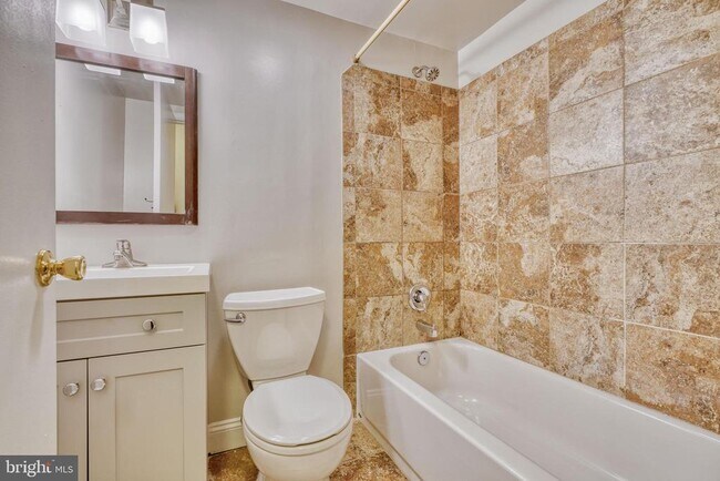 Building Photo - 140 Royal Oak Dr