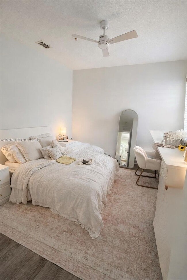 Building Photo - 556 NW 39th Cir