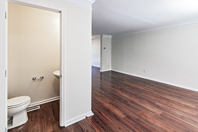 Building Photo - Exceptionally Nice 3 BR 2.5 BA Townhome in River Walk