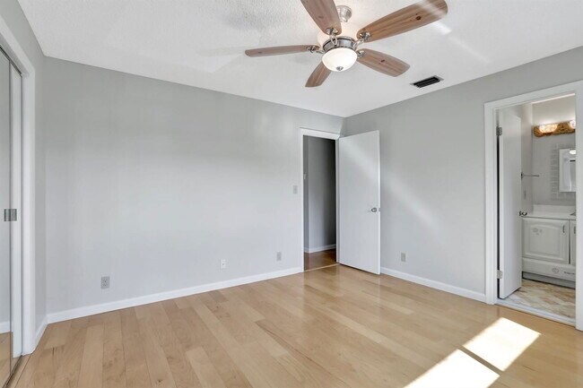 Building Photo - 884 SE 19th Ave