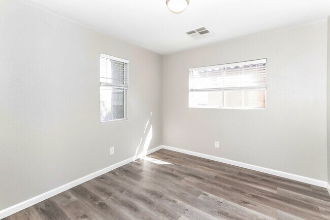 Building Photo - 151 Desert Pond Ave