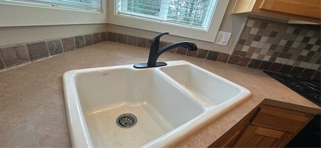 Building Photo - 913 Pintail St