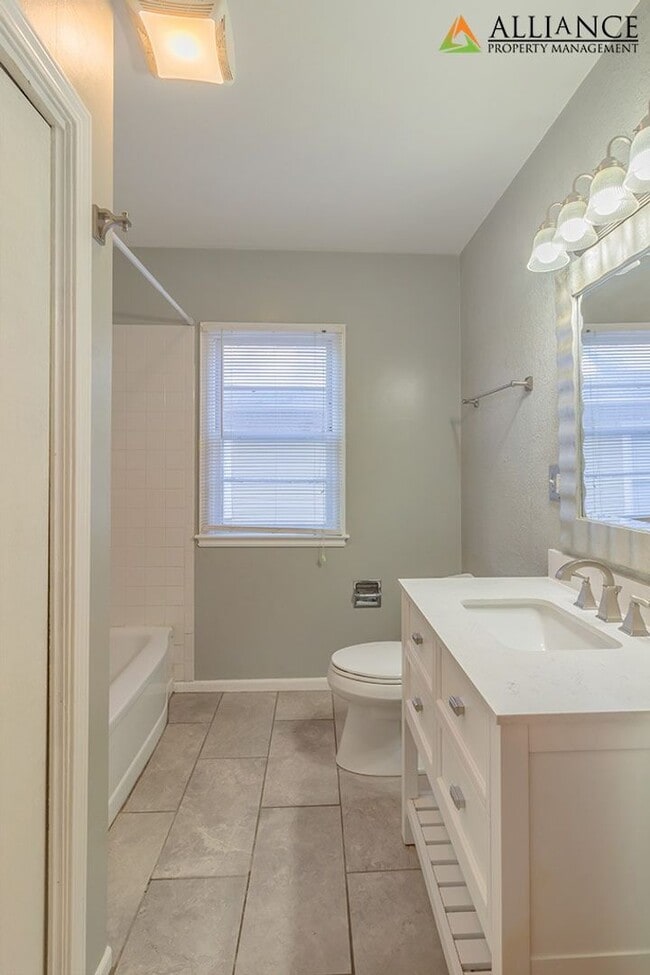 Building Photo - Amazing Home Near City Park and Campus!