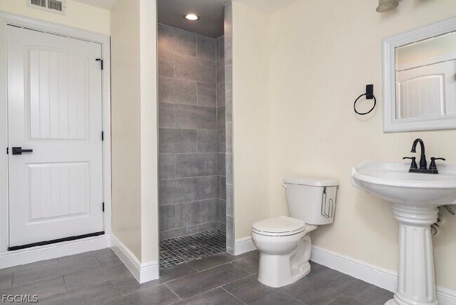 Building Photo - 5111 Country Lakes Dr