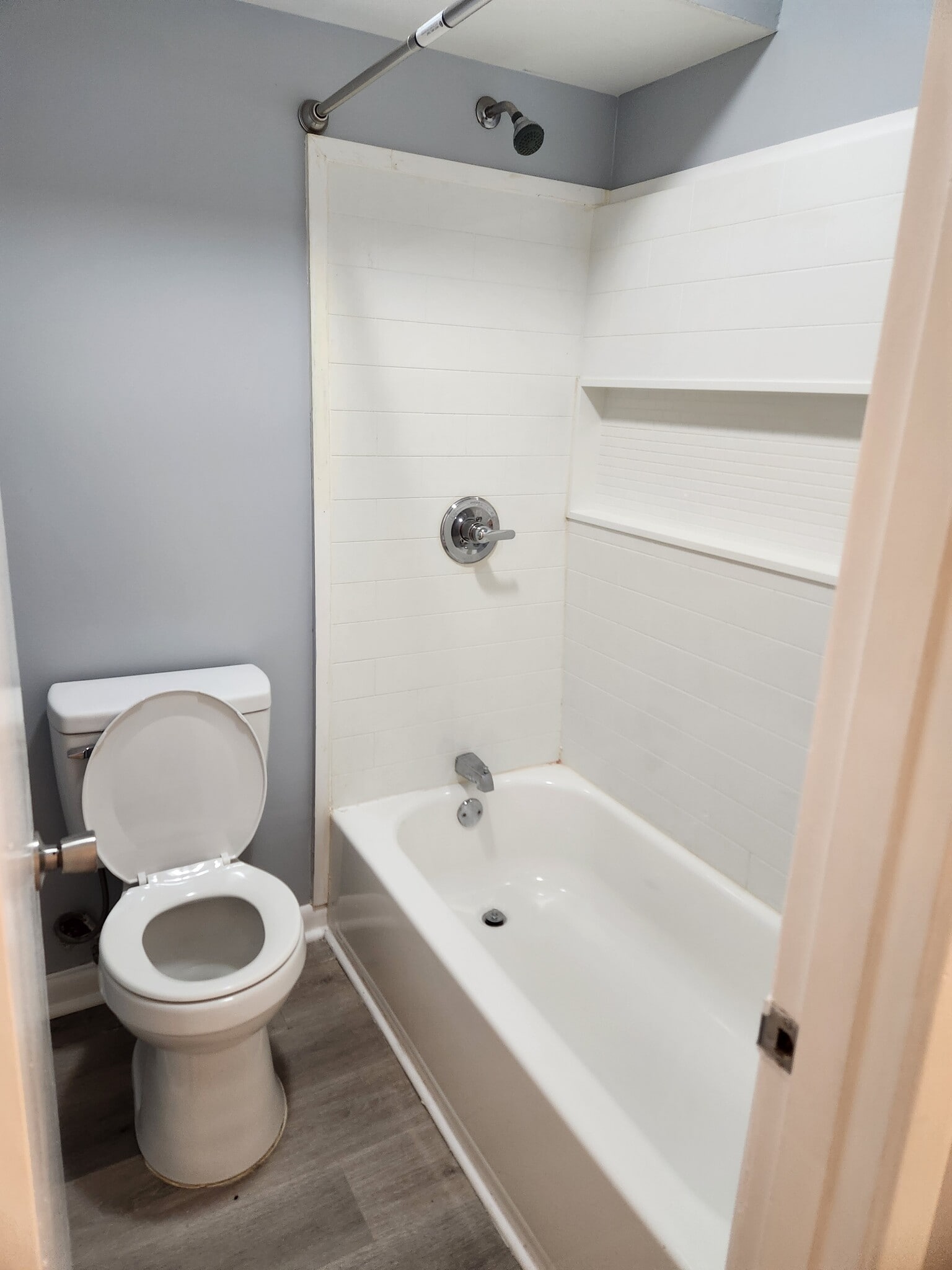 Bathroom - 2819 N Ohenry Blvd