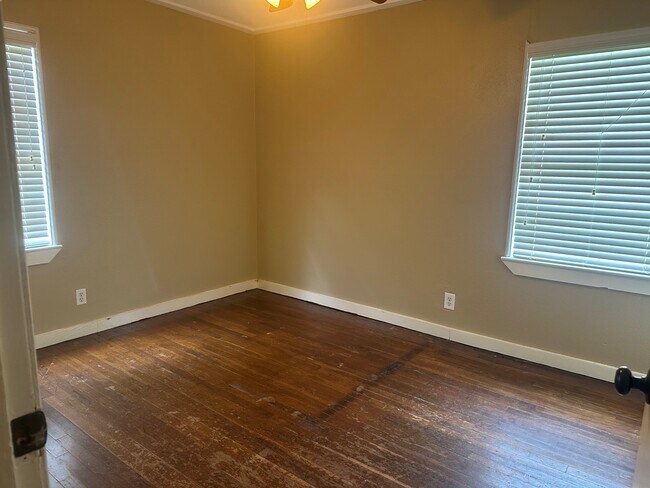 Building Photo - 114 Forest Oaks Ln