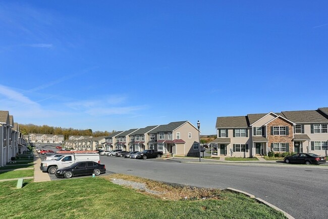 Building Photo - 3 Bedroom Townhouse For Rent in Charming Waynesboro, PA