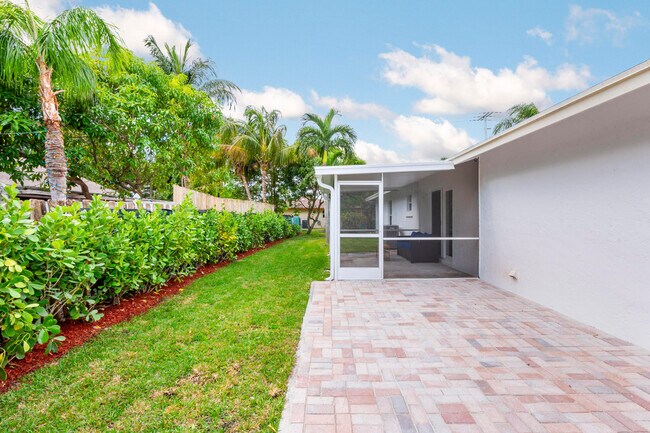 Building Photo - 812 NW 6th Ave