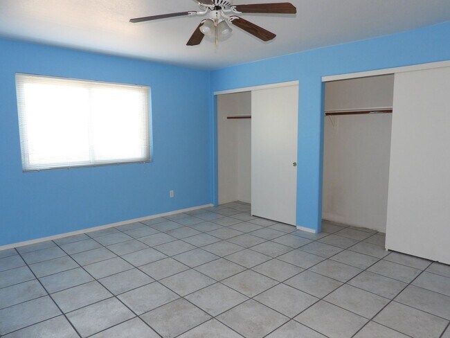 Building Photo - 5 bedroom 3 bath