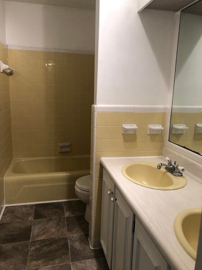 Building Photo - 123 Highland Dr