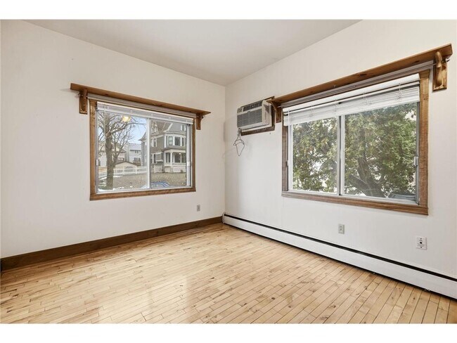 Building Photo - 1913 Emerson Ave S