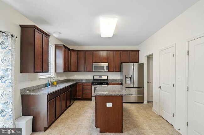 Building Photo - 37 Naomi St