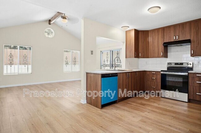 Building Photo - 3408 Clavelita St