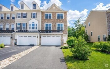 Building Photo - Spacious End-Unit Townhome for Rent in Mer...
