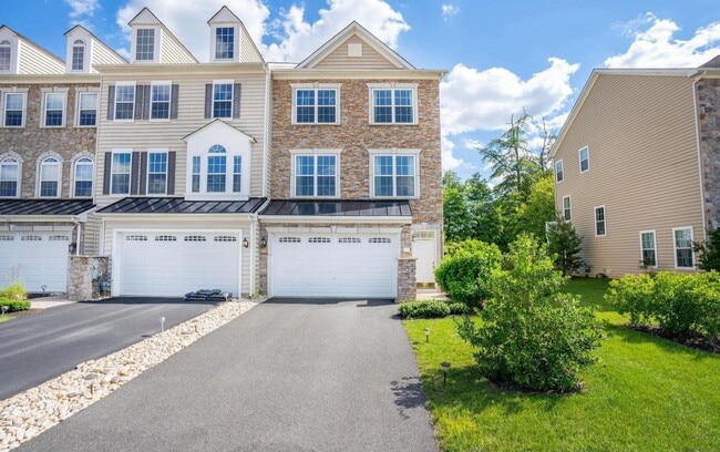 Primary Photo - Spacious End-Unit Townhome for Rent in Mer...