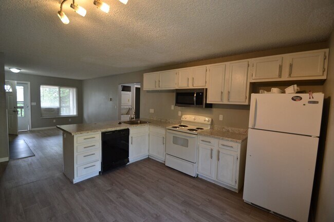 Building Photo - 2920 Straus Ln