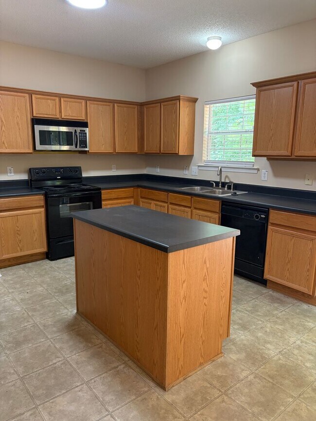 Building Photo - Large Home in Established Neighborhood