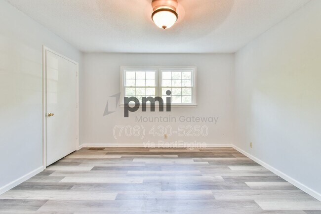 Building Photo - 42 Greenwood Cir