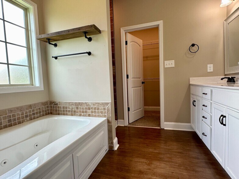Building Photo - 1124 Eagle's View Dr