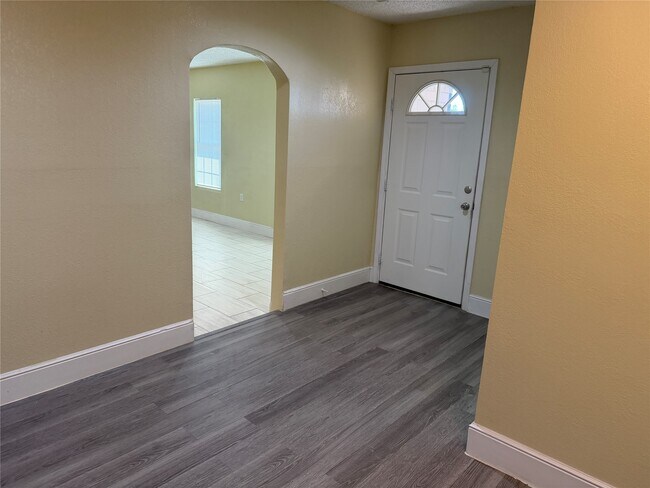 Building Photo - 2501 Maple St