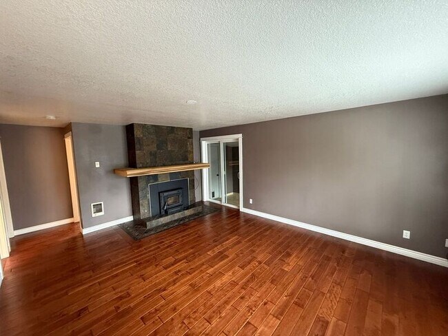 Primary Photo - 1385 Emmons St NE