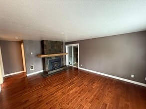 Building Photo - 1385 Emmons St NE