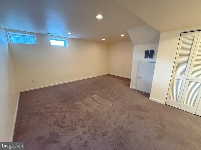 Building Photo - 16 Colts Neck Dr