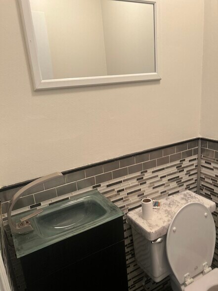 Building Photo - 694 Broadway