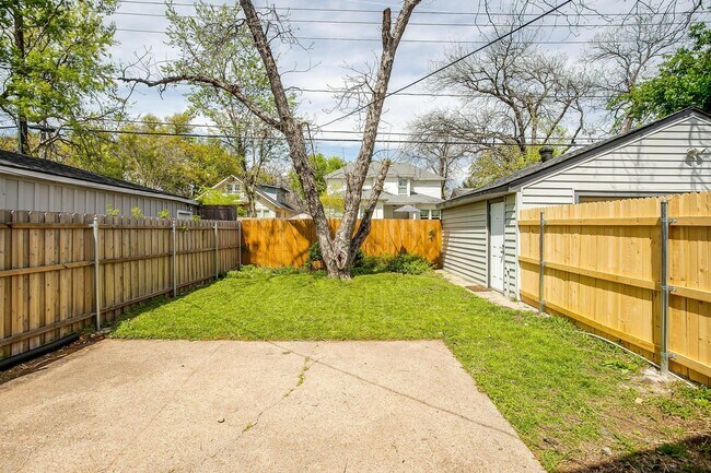 Building Photo - Well Maintained 3 Bed, 2 Bath in Establish...