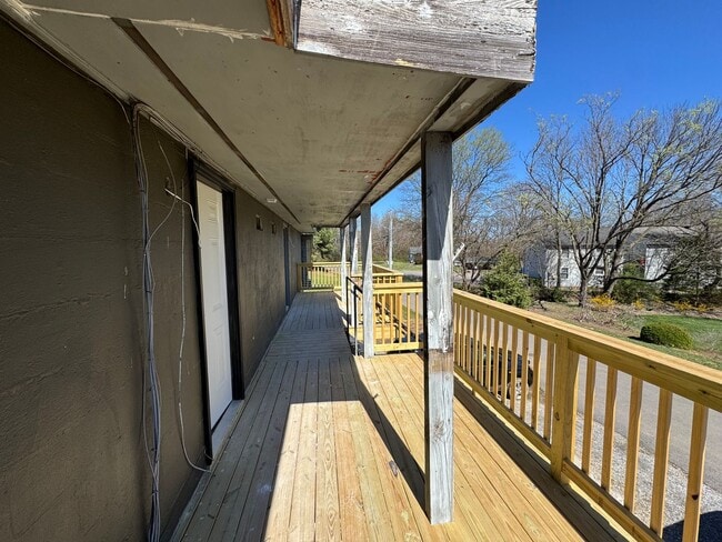 Building Photo - 2 bedroom 1 bath Apartment close to campus