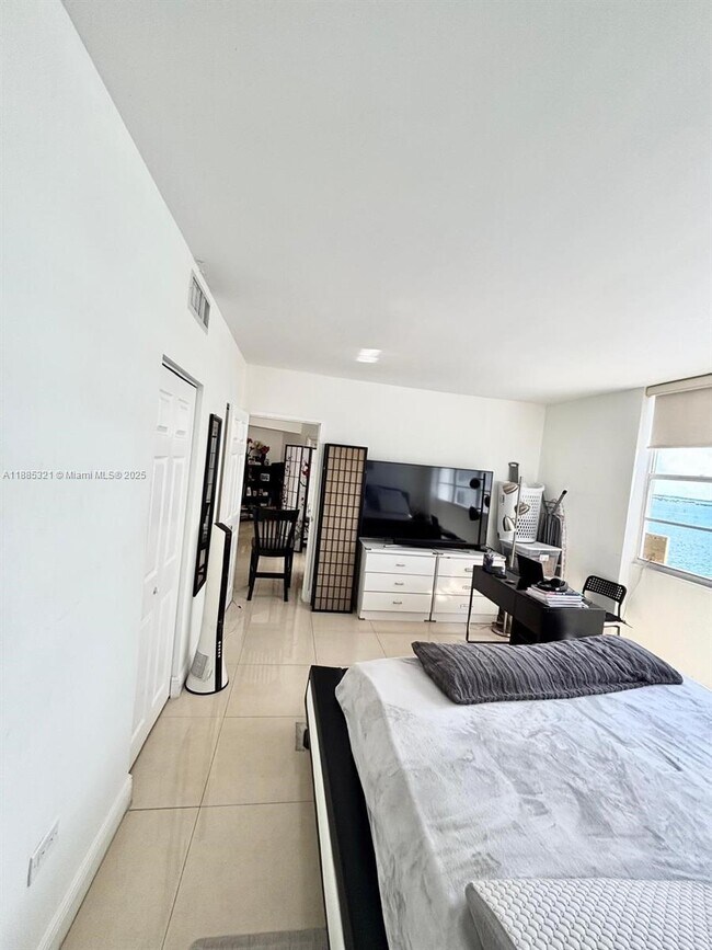 Building Photo - 801 Brickell Bay Dr
