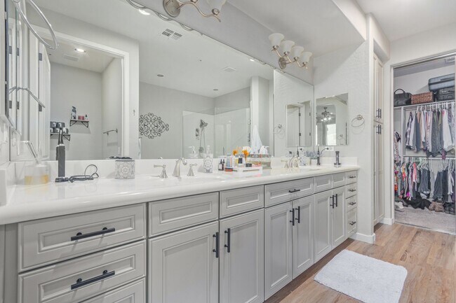 Building Photo - Beautiful Scottsdale townhome with perfect...