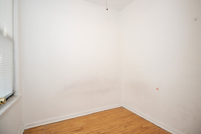 Building Photo - 921 S Laflin St