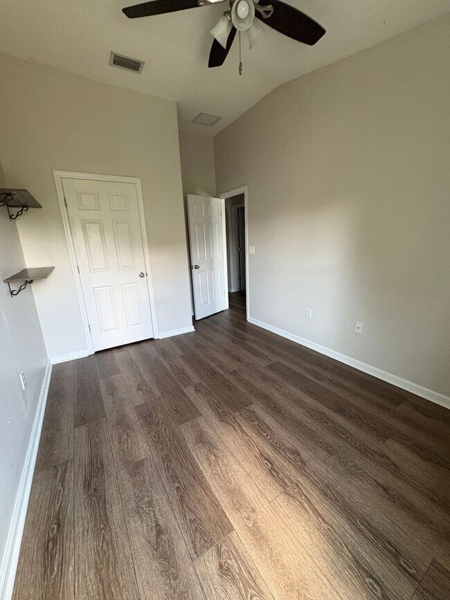 Building Photo - Cambridge at Oakleaf Townhome (3 bedrooms/2.5 baths)