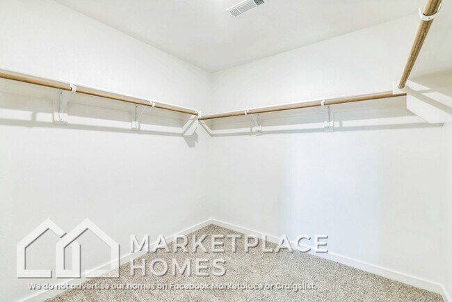Building Photo - 5726 Selah St