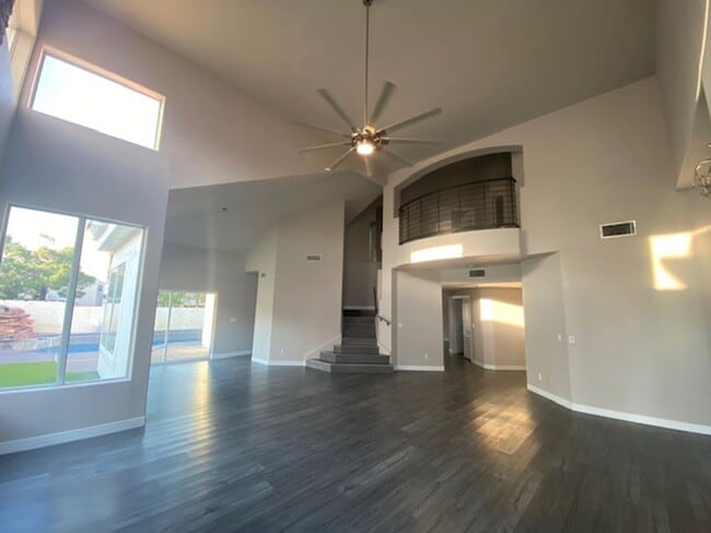 Building Photo - 8132 Bay Harbor Dr