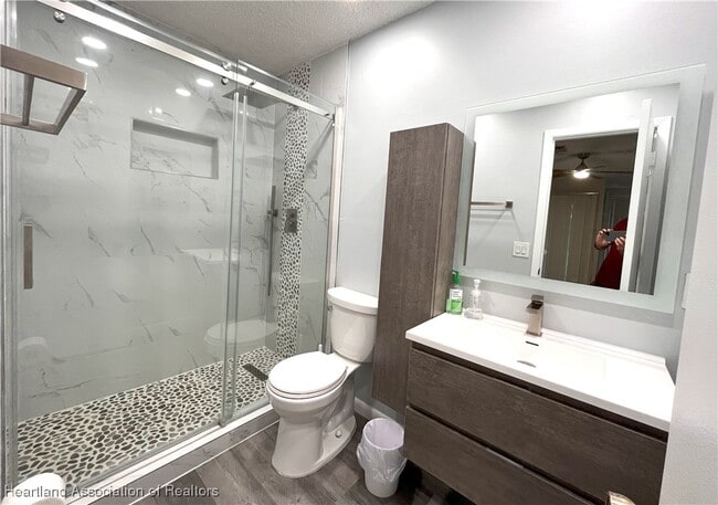 Building Photo - 3915 Edgewater Dr