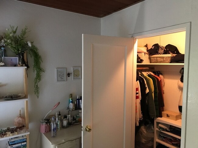 Building Photo - 2 bedroom in Central Davis available for J...