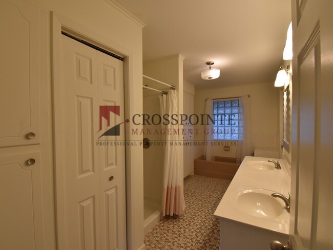 Building Photo - Tour Today! 3 Bedroom Home On Lake Tyler!