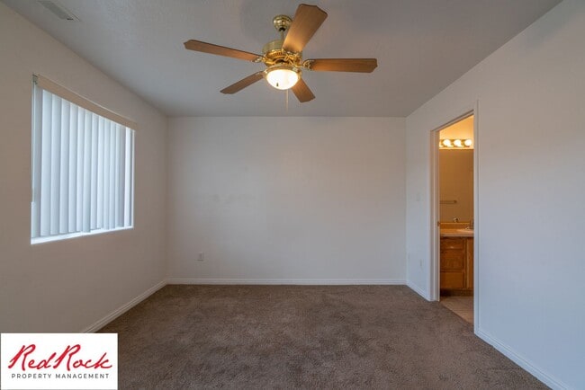 Building Photo - Spacious 3 Bedroom Townhome in Central St....