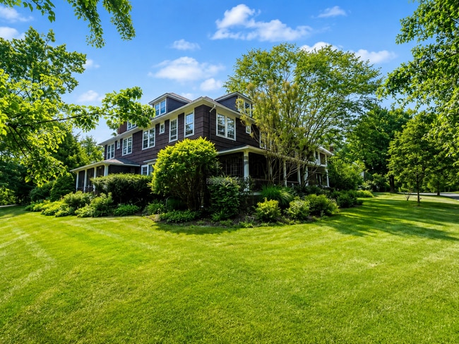 Building Photo - 2425 Demington Dr